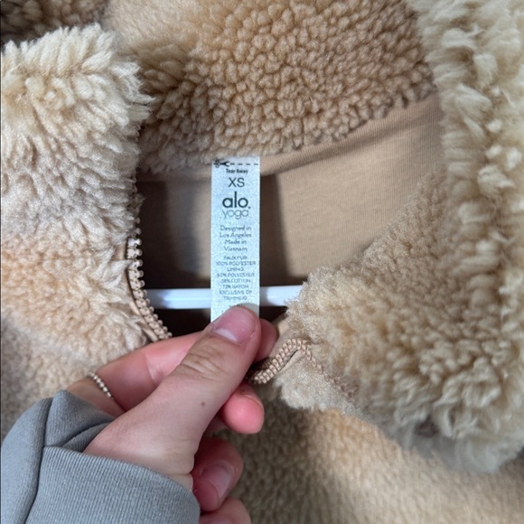 ALO Yoga Foxy Faux Sherpa Hooded Jacket in Camel - XS - Picture 4 of 4